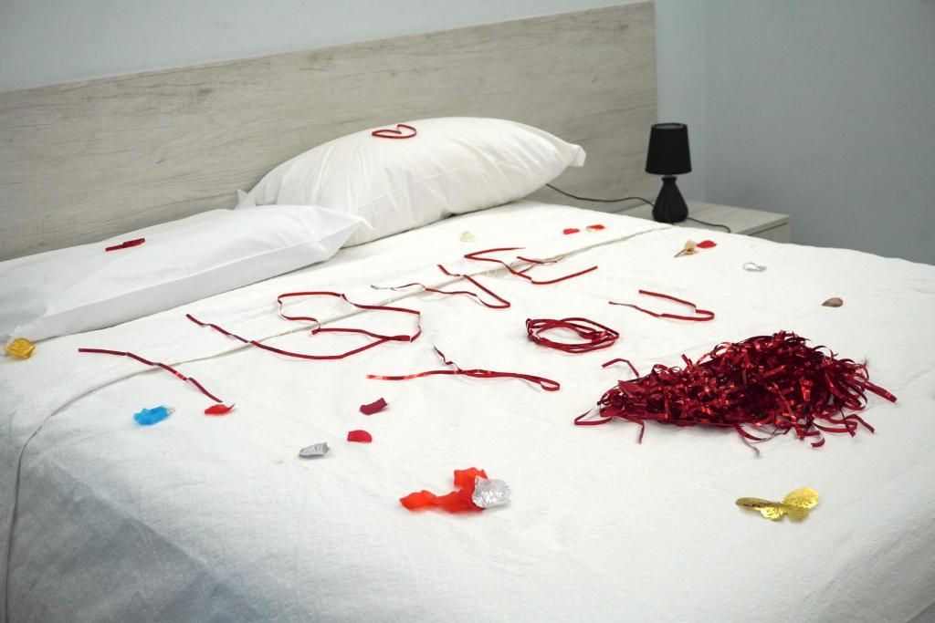 a white bed with confederacistacistacistacist at Il corallo azzurro in Reggio di Calabria