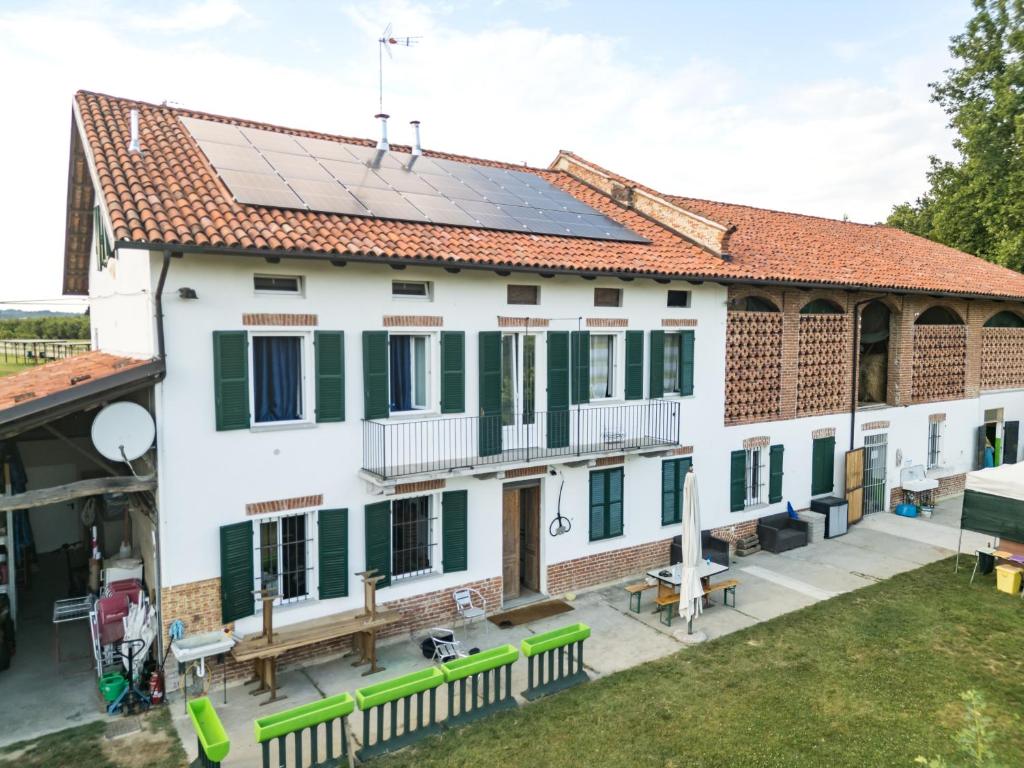 an image of a house with solar panels on the roof at B&B Anima Selvaggia Ranch in Castellero