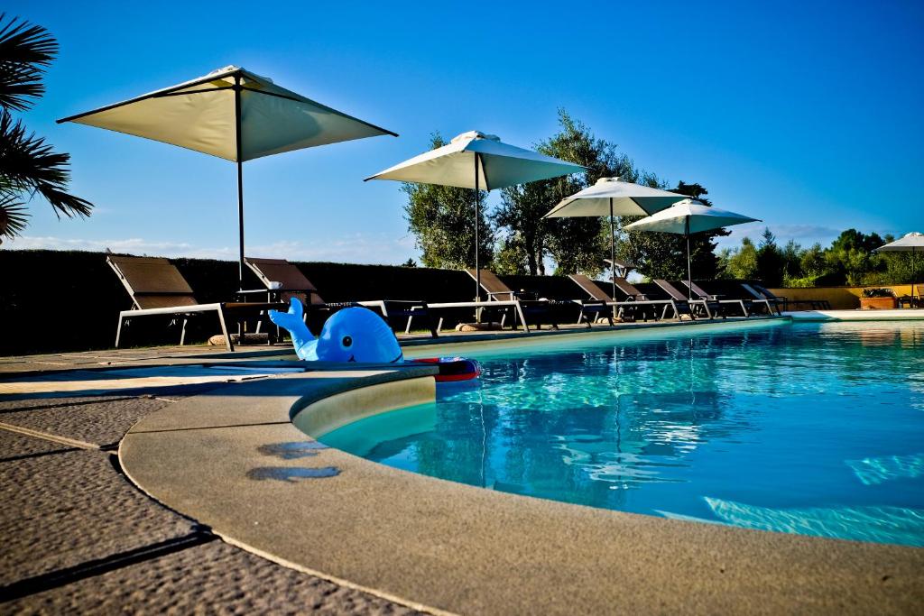 Bazén v ubytovaní Borgo Colleoli Resort alebo v jeho blízkosti