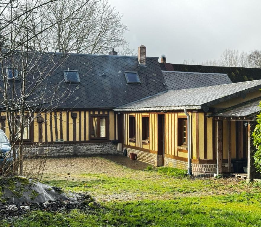 a yellow house with a gambrel roof at L écrin de l aube in Grainville-la-Teinturière