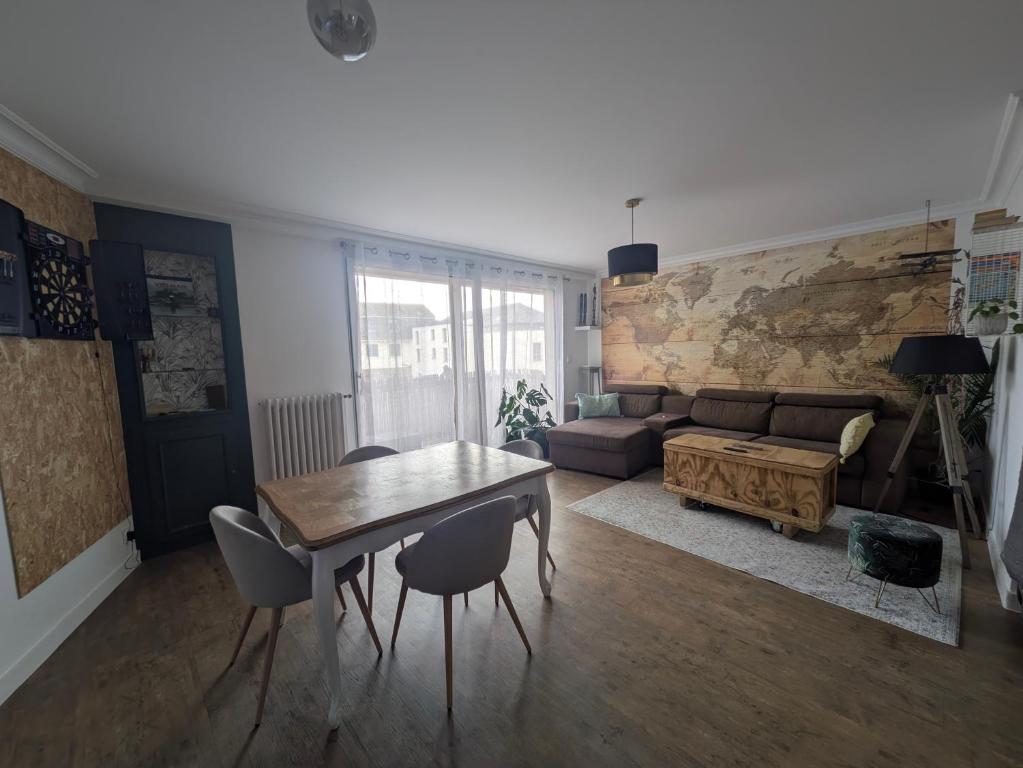 a living room with a table and a couch at Appartement 2 Chambres INDIaNA Hyper centre in Vitré