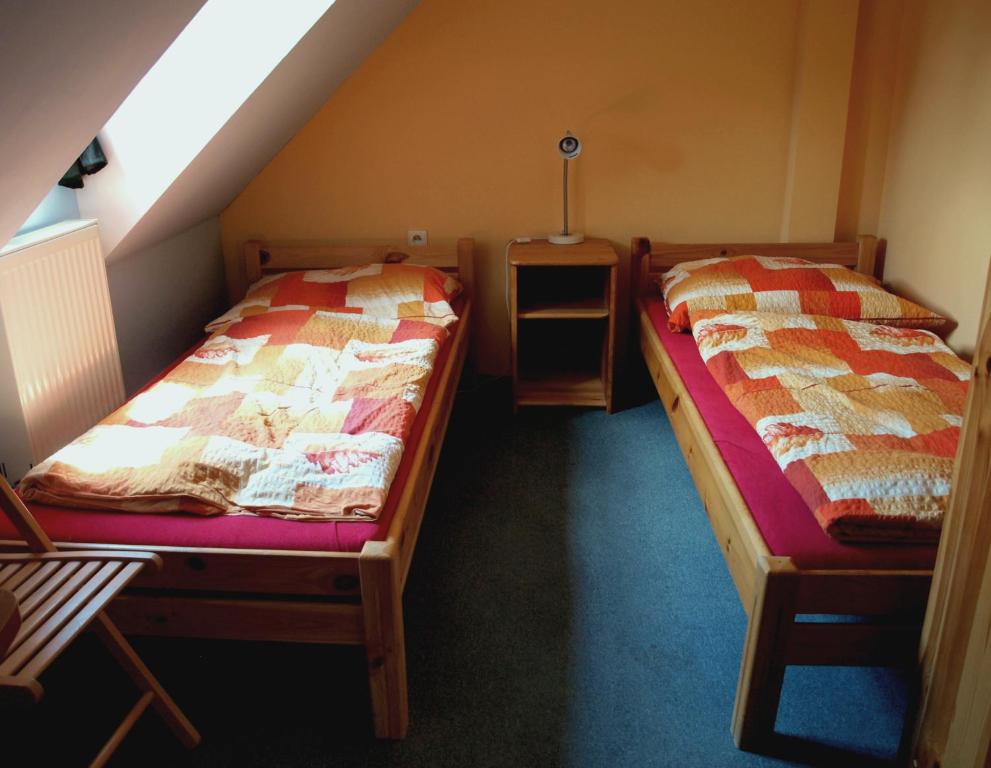 two beds in a room with a attic at Hostel Skautský dom in Banská Štiavnica