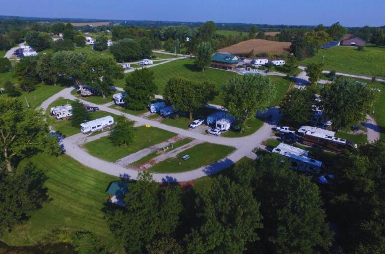 Luftaufnahme eines Parks mit einer Kamelherde in der Unterkunft AOK Campground & RV Park in Saint Joseph