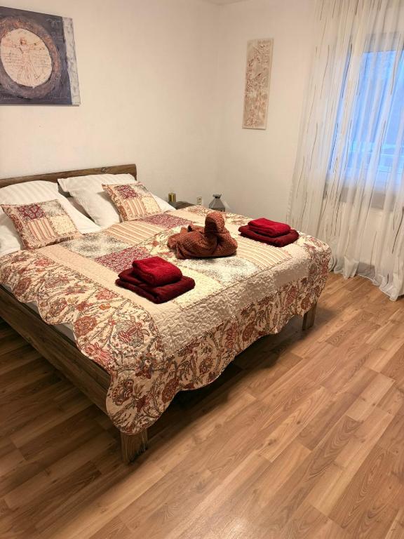 a bedroom with a bed with red pillows on it at FeWo Weserblick in Brevörde