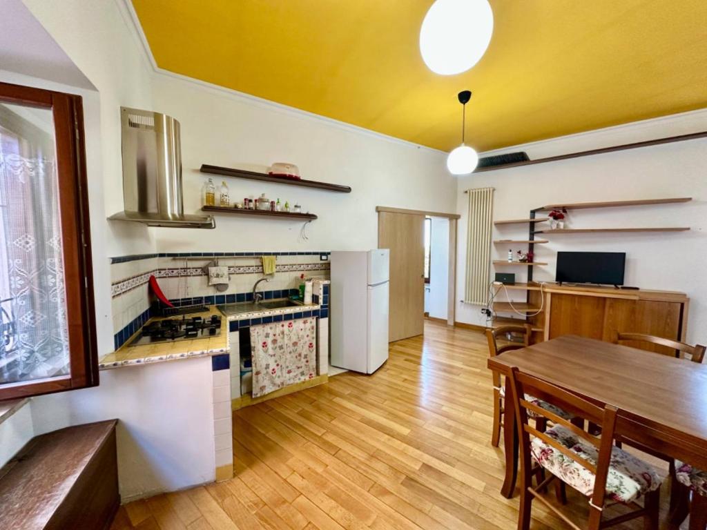a kitchen and dining room with a table and a stove at Oasi in Poggio Moiano