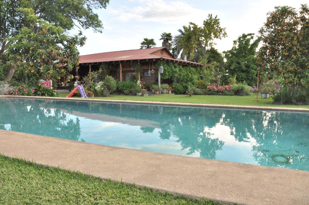 uma piscina em frente a uma casa em Sta. Marta B&B em Curicó