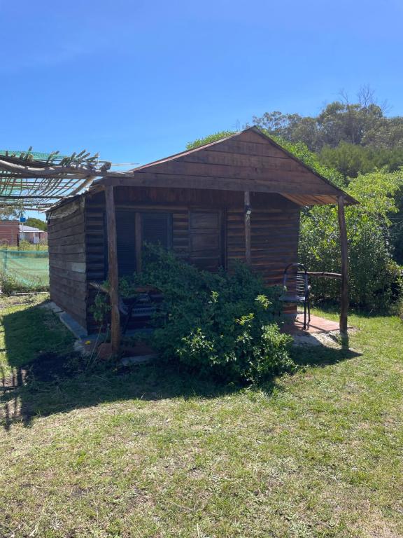 a small house with a bench in front of it at Las calandrias in Barrio Copacabana