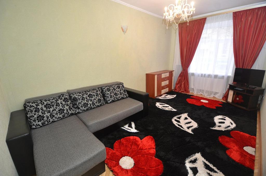 sala de estar con sofá y alfombra en Apartment in the center on Spasskaya Street, en Mykolaiv