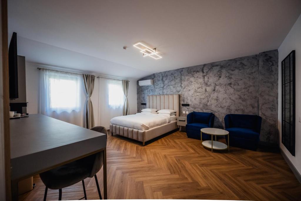 ein Hotelzimmer mit Bett, Tisch und Stühlen in der Unterkunft Aristide House - Premium Luxury Self Check-in Rooms and Suites in Bukarest