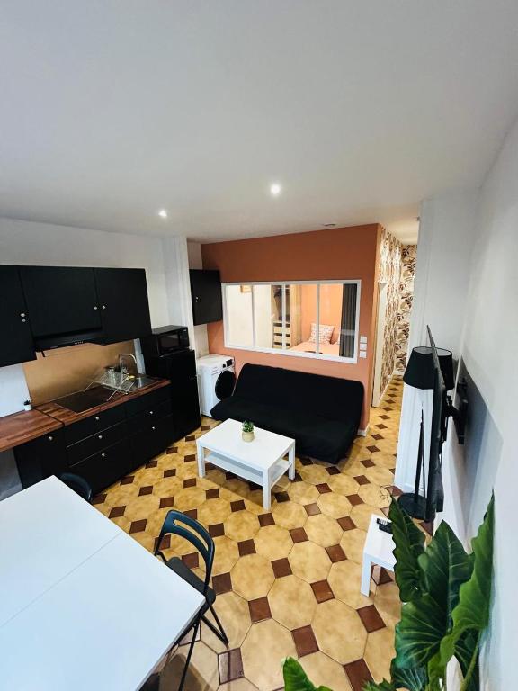 a living room with a couch and a table at Appartement Lumineux 2 in Tourcoing