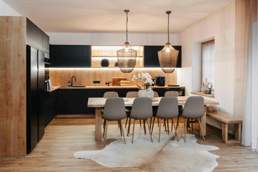 a kitchen and dining room with a table and chairs at Designové chalupy v Jeseníkách - Přemyslovské stráně in Kociánov