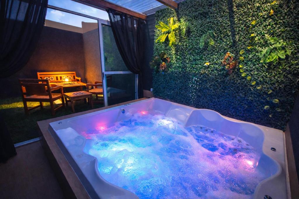a jacuzzi tub in the middle of a room at Refugio Vem Viver in Mairiporã