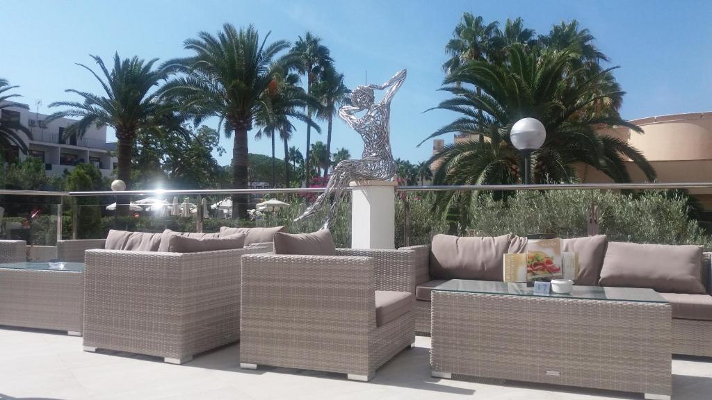A seating area at Hotel Morito