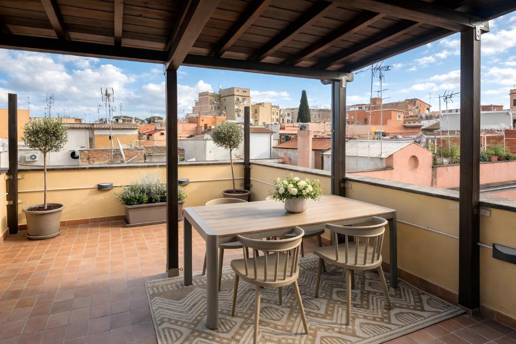 The Pigneto Rooftop Suite - spa e skyline view by RHR