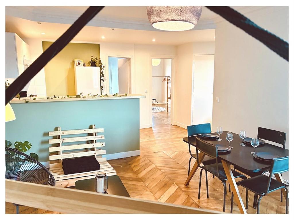 Quiet and Bright - Balcony with Montmartre View