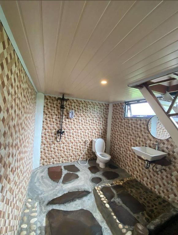 a room with a bathroom with a toilet and a sink at VILA RINJANI PARADAIS IIn in Sajang