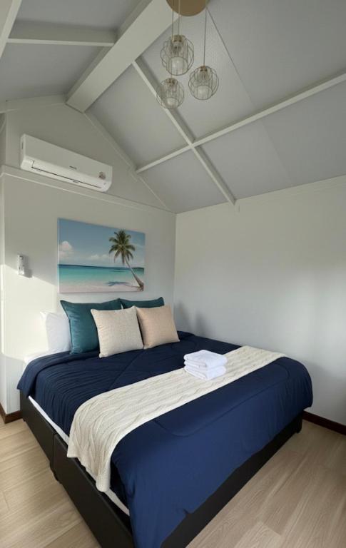 a bedroom with a blue bed in a room at Lanta Junli House in Ko Kam Yai