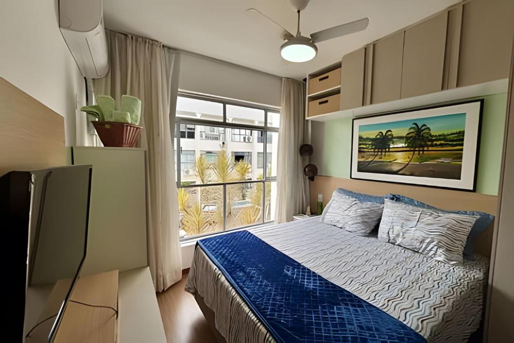 a bedroom with a bed and a large window at Asa Sul | Próx. Aeroporto | Conforto & Praticidade in Brasília