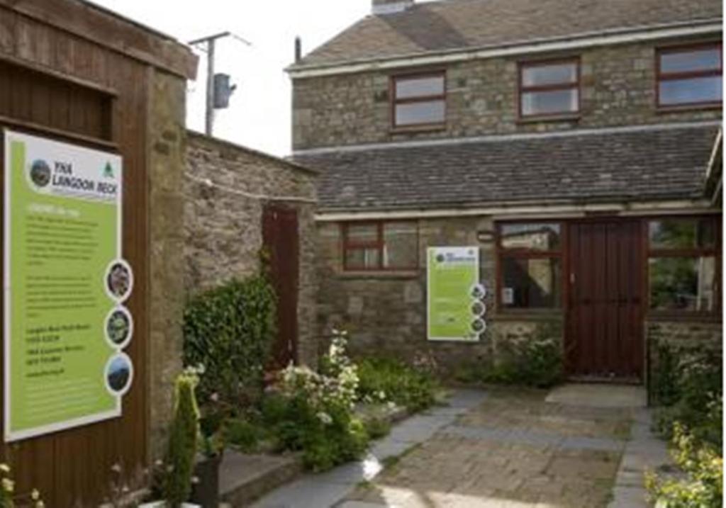 una casa con un cartel delante de ella en YHA Langdon Beck, en Holwick