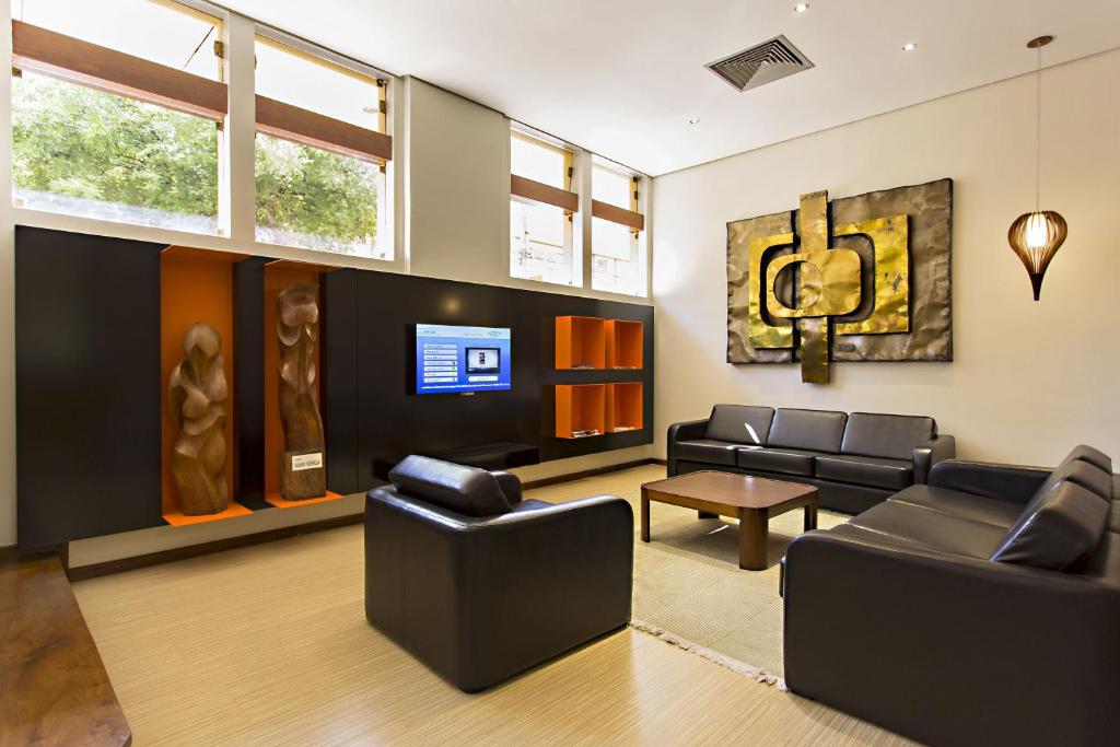  Black Stream Hotel