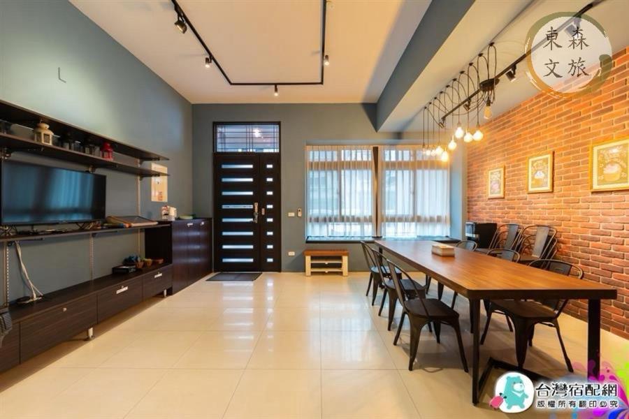 a kitchen and dining room with a table and chairs at 蝴蝶結溜滑梯親子民宿-寵物友善-無門禁24小時進出-免費停車-東森文旅-包棟優惠中 in Yuanshan