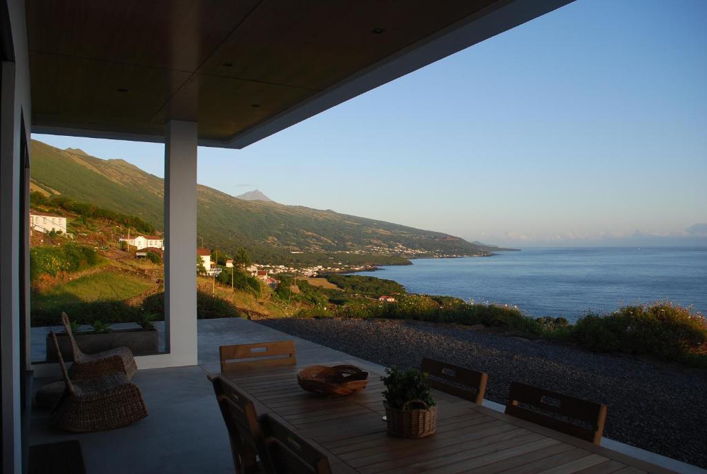 eine Veranda mit einem Tisch und Blick auf das Wasser in der Unterkunft Atlantic Window in Terra Alta