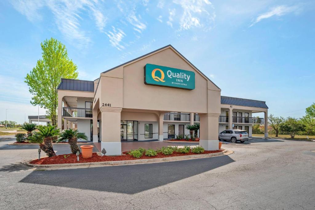a view of a quality hotel with a parking lot at Quality Inn Foley - Gulf Shores North in Foley