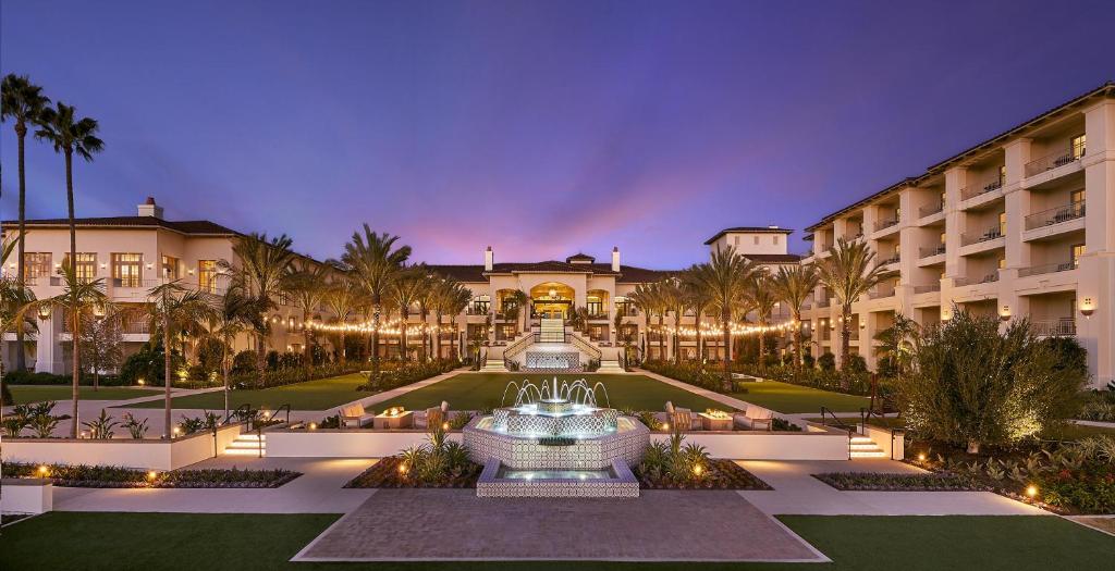 a building with a fountain in the middle of a courtyard at Park Hyatt Aviara in Carlsbad