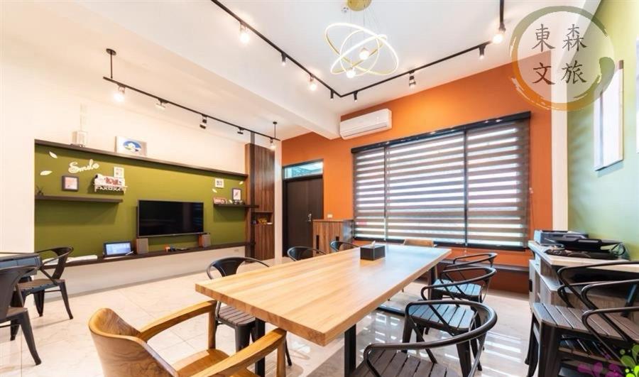 an office with a conference room with a table and chairs at 象日葵民宿-寵物友善-無門禁24小時進出-免費停車-東森文旅-包棟優惠中 in Wujie