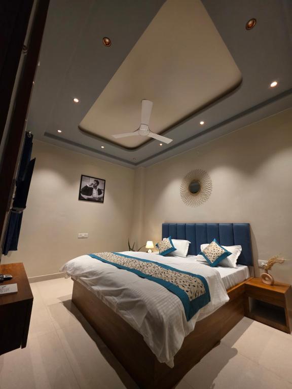 a bedroom with a large bed with a ceiling at Yogqala Homestay 04 in Jaipur