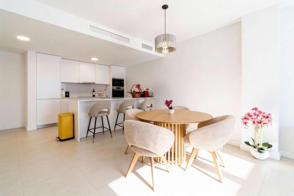 Bayside Luxury Steps from the Beach-Stylish apartment near beach pool & shops