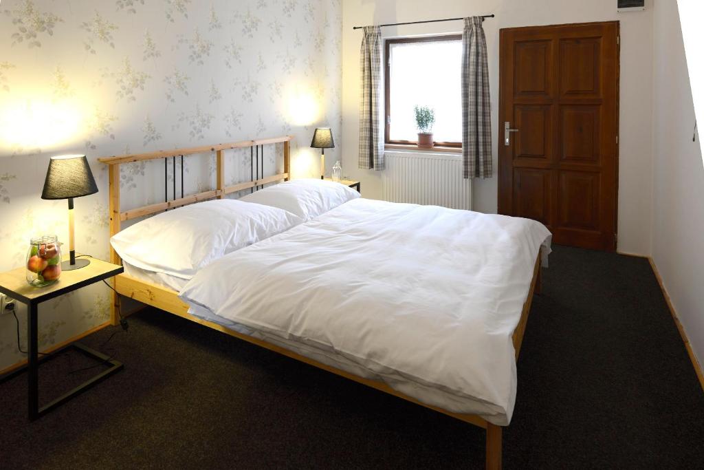 Postel nebo postele na pokoji v ubytování Ski Hotel Svoboda nad Úpou