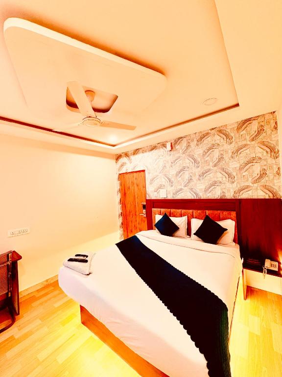 a bedroom with a large bed in a room at Hotel Eagle Grand Airport Zone in Shamshabad