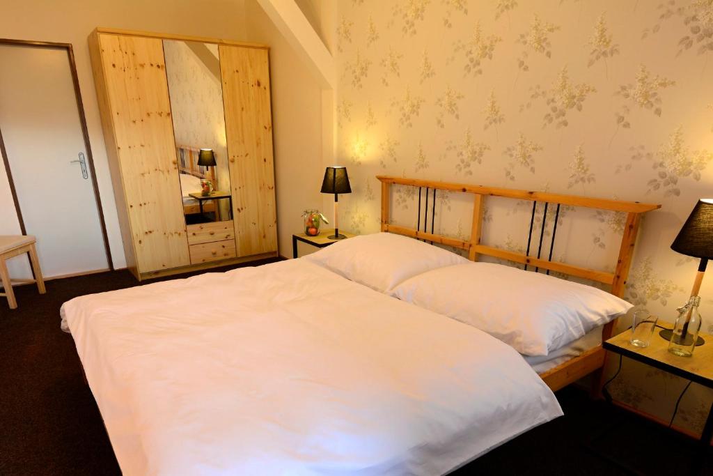 Postel nebo postele na pokoji v ubytování Ski Hotel Svoboda nad Úpou