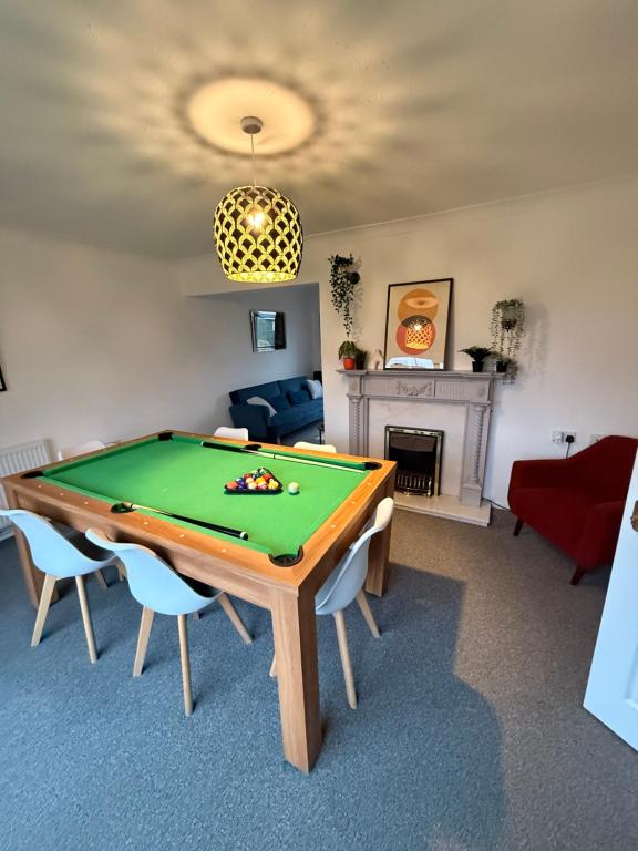 a living room with a pool table and a couch at Spacious House - Parking - Pool Table in Balderton