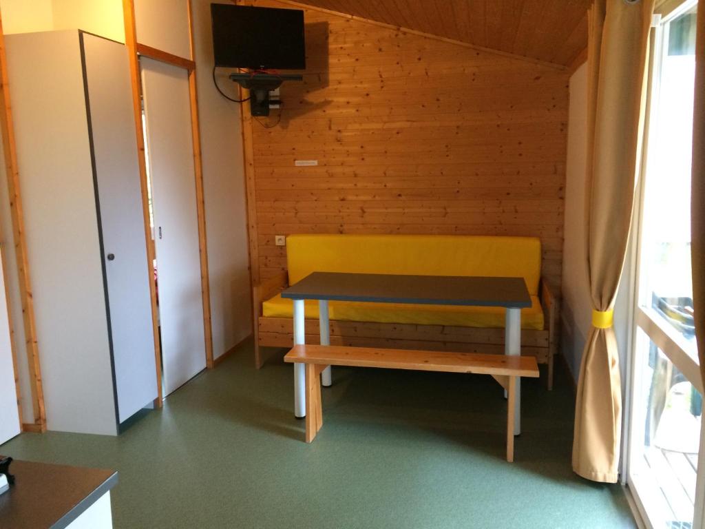 TV a/nebo společenská místnost v ubytování Camping Les Lupins