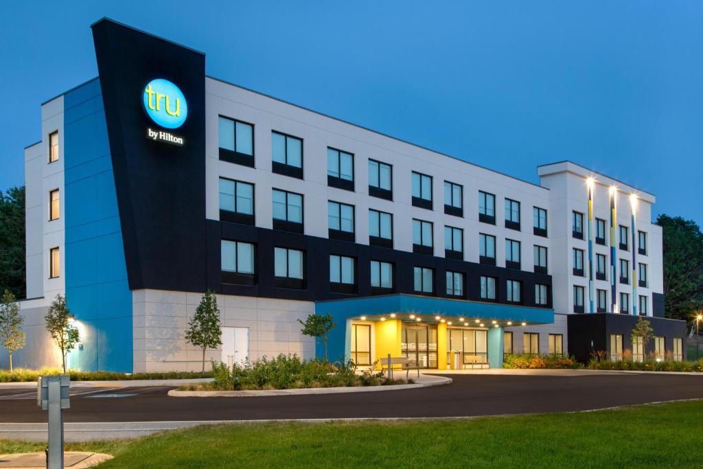 a rendering of a tru by hilton hotel at Tru By Hilton Gananoque, On in Gananoque