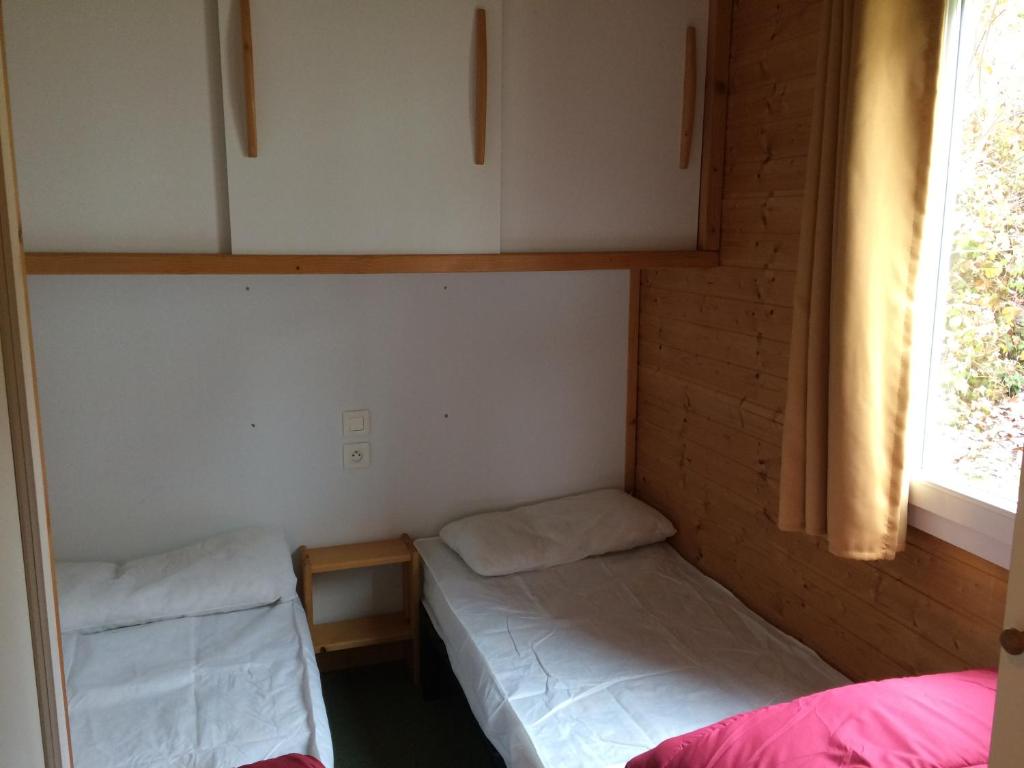 Postel nebo postele na pokoji v ubytování Camping Les Lupins