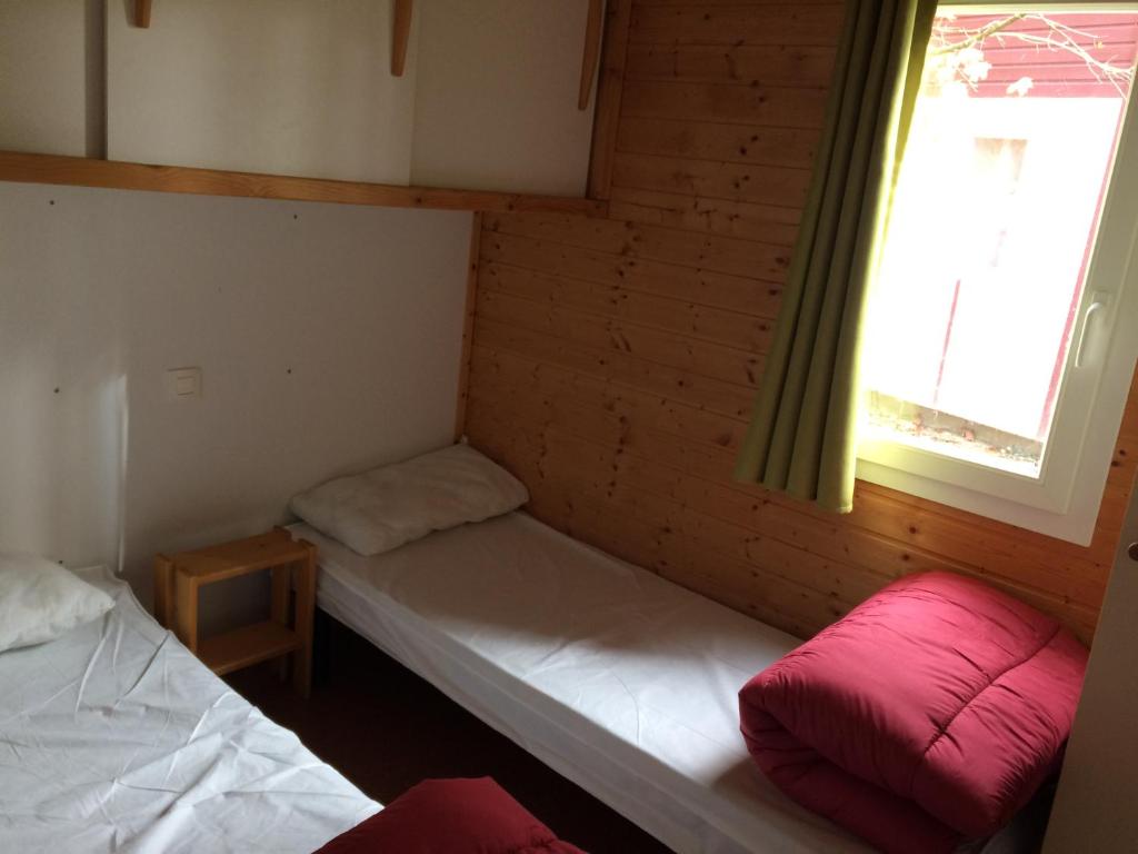 Postel nebo postele na pokoji v ubytování Camping Les Lupins