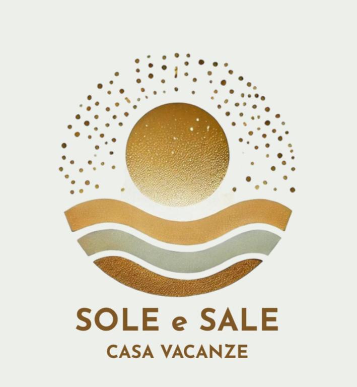 a sale and sale sign with a gold circle at Sole e Sale in Terracina