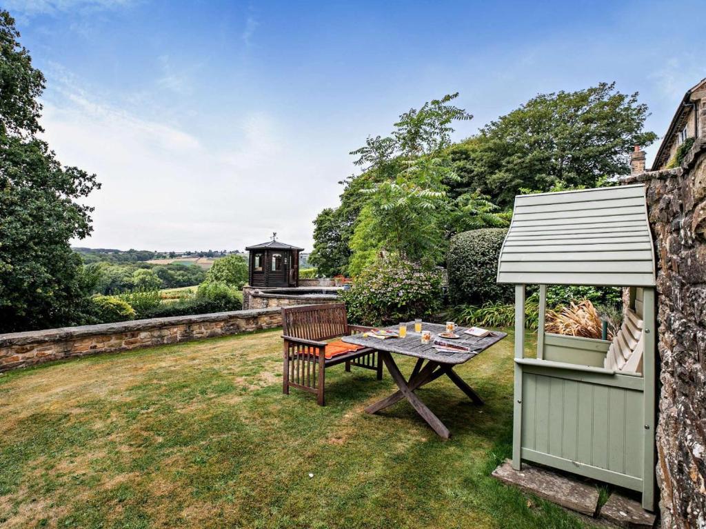a garden with a table and a bench at 2 Bed in Dronfield oc-pk612 in Barlow
