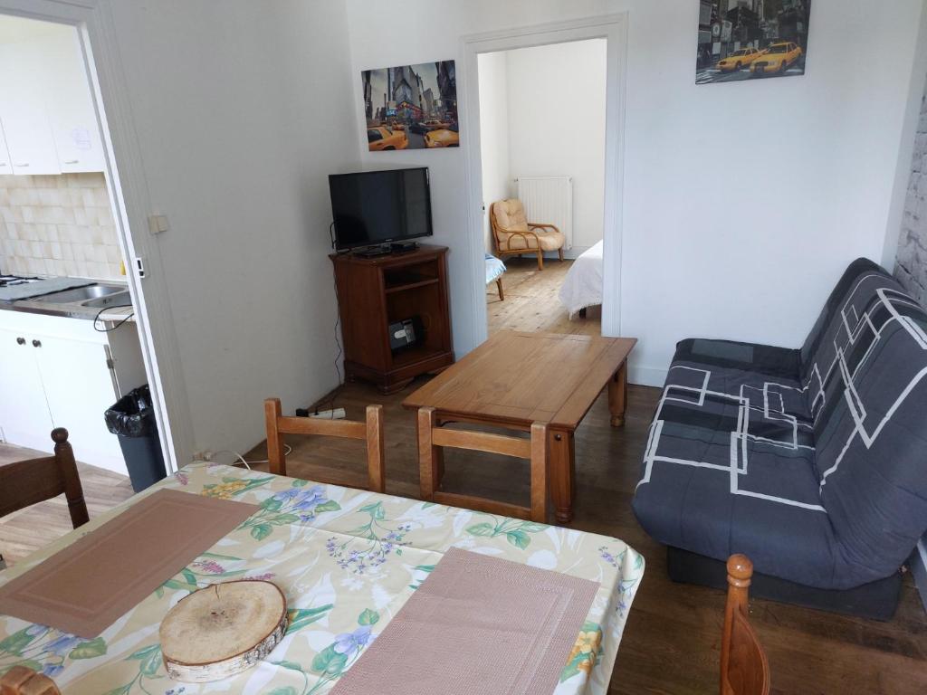 a living room with a couch and a table at L atelier du pain in Mesvres
