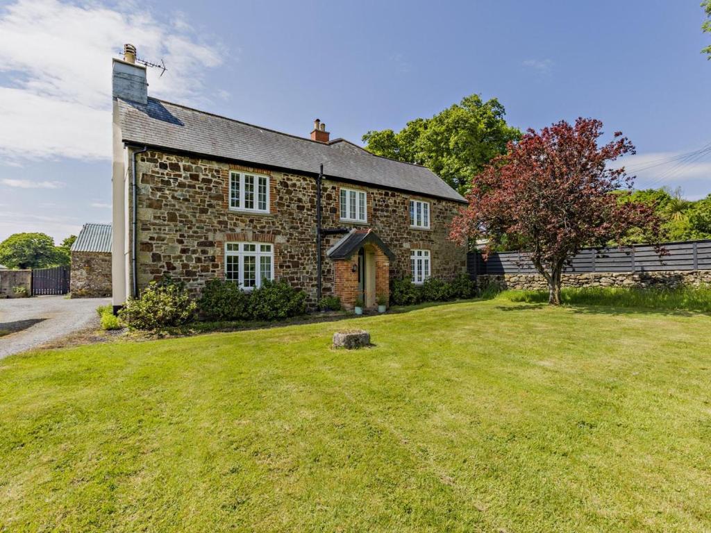 an old brick house with a large grass yard at 6 Bed in Okehampton oc-estra in Okehampton