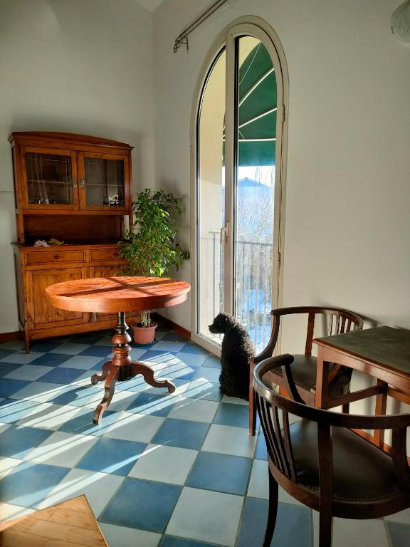 a room with a table and a cat sitting on a floor at B&B Ca' Vecchia in Budrio
