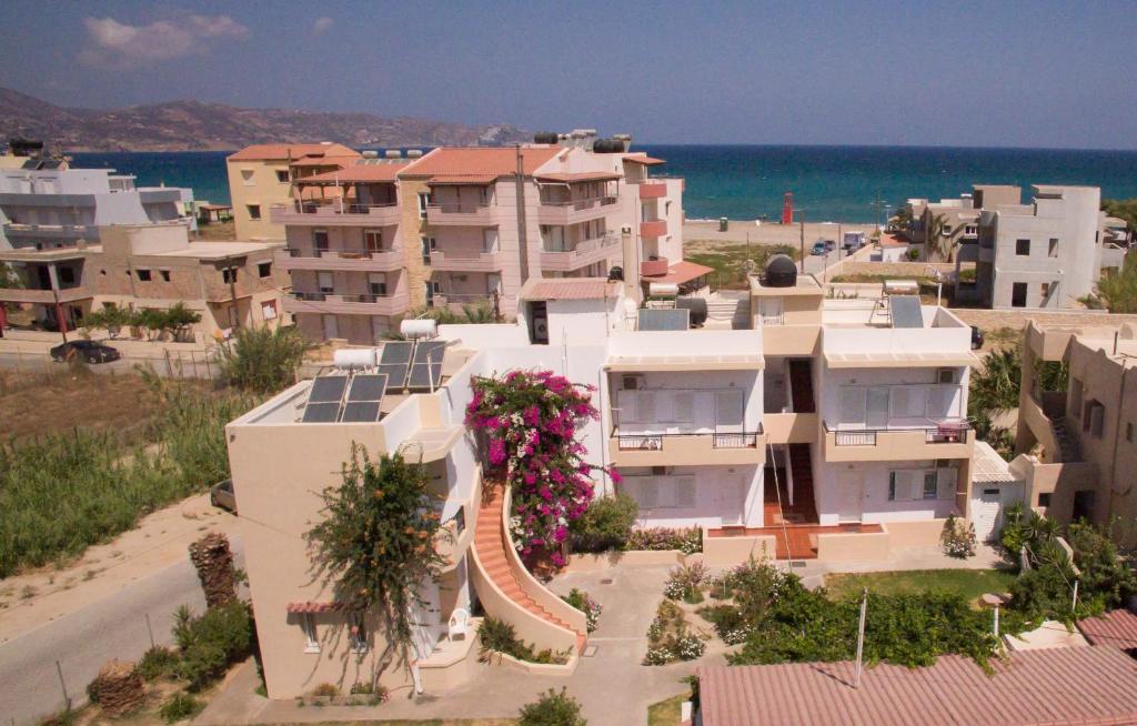 een groep huizen op het strand bij de oceaan bij Yannis Apartments in Amoudara Herakliou