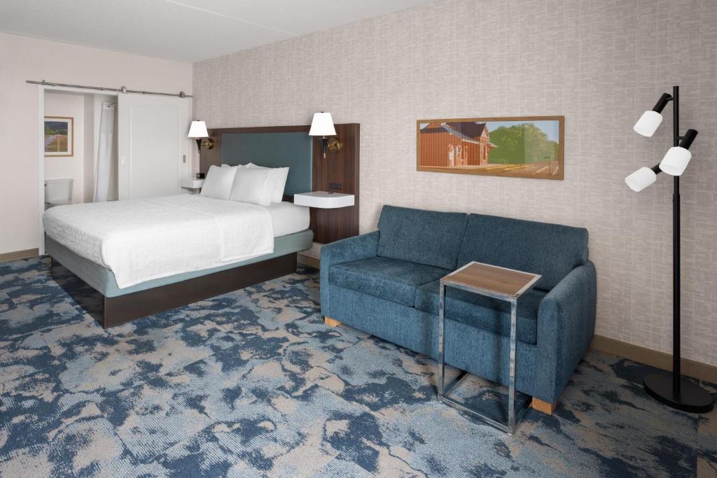 Hampton Inn Frostburg - Habitación King Con Sofá Cama