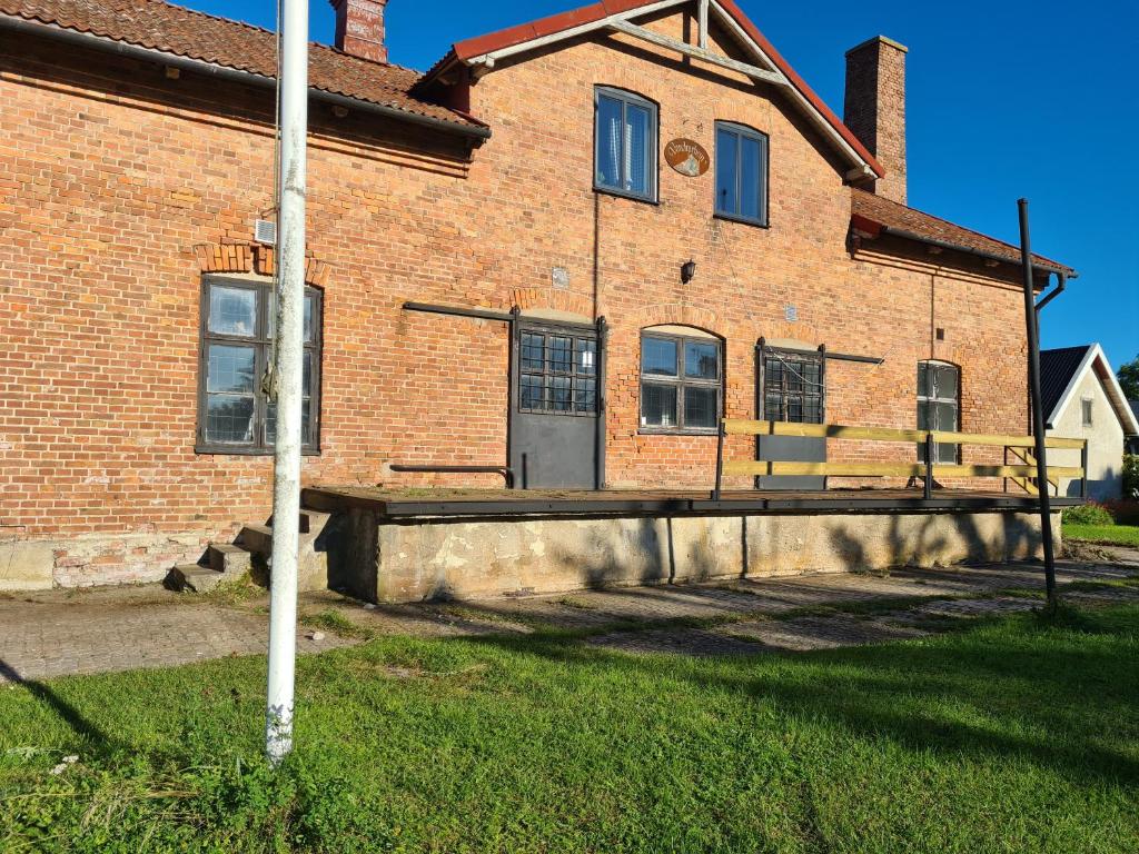 a brick building with a bench in front of it at Gute Vingård in Havdhem