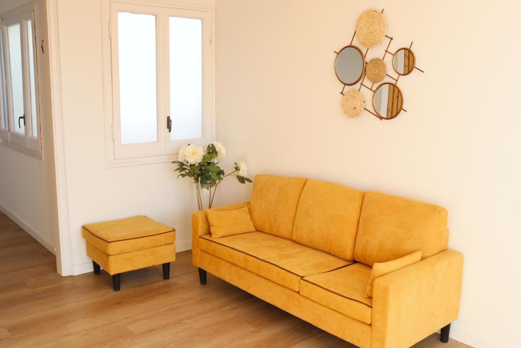 a living room with a couch and a vase of flowers at Hamilton Suites in Barcelona