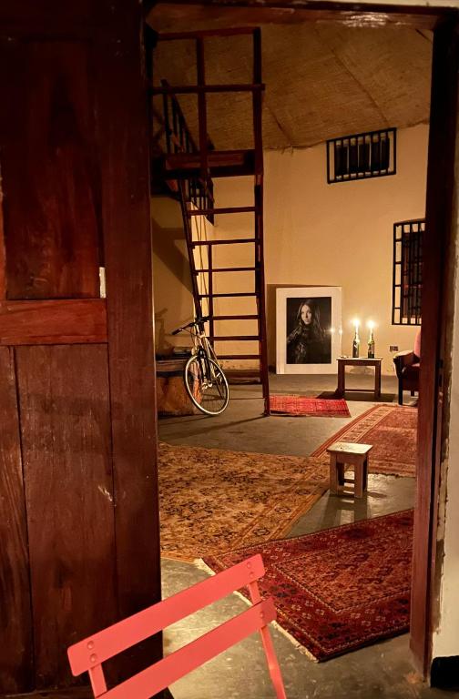 a room with a ladder and a bench in a room at Tida-Ecolodge in Kartung