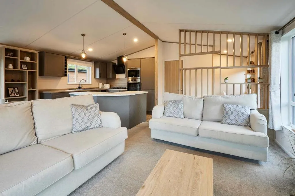 Loki's Retreat Lodge with Hot Tub